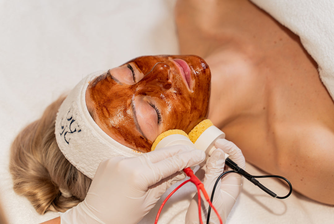 desincrustation deep pore cleansing facial treatment on The Beauty Embassy Client