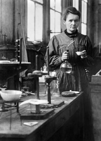 Marie Curie Dans Son Premier Laboratoire